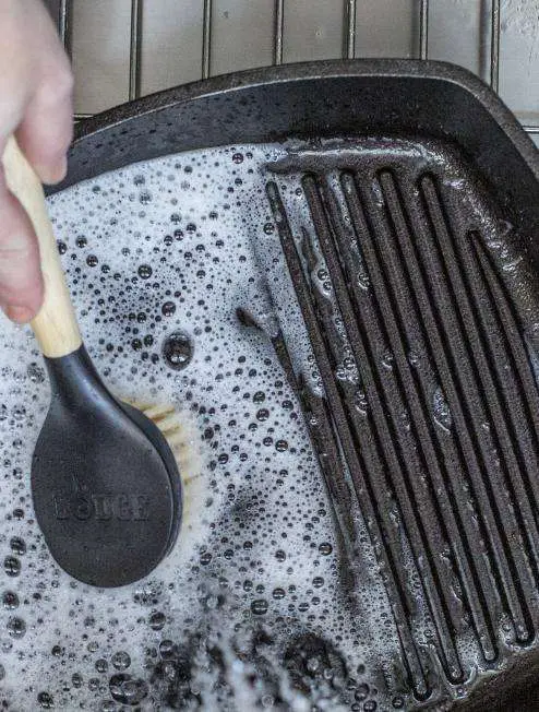 how to clean cast iron grill pan