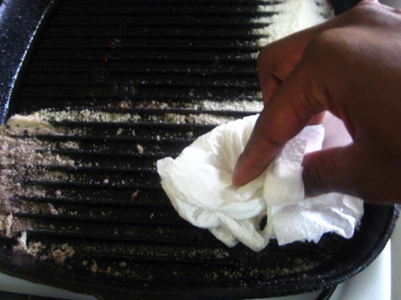 how to clean cast iron grill pan