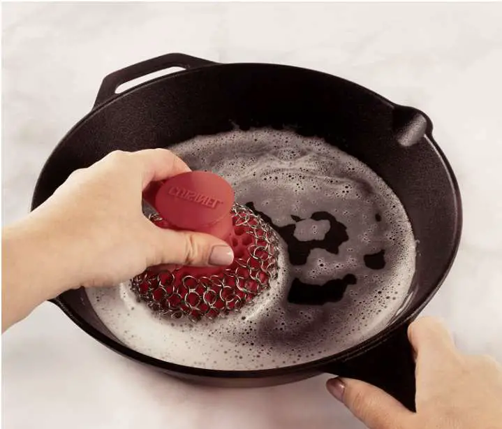 Cast Iron Scrubber - Chainmail Cleaner for Pans and Pots - Premium Stainless Steel/Silicone Scraper for Skillets - Ergonomic Food-Safe Design - Easy to Clean Dishwasher Safe Cookware Sponge Accessory